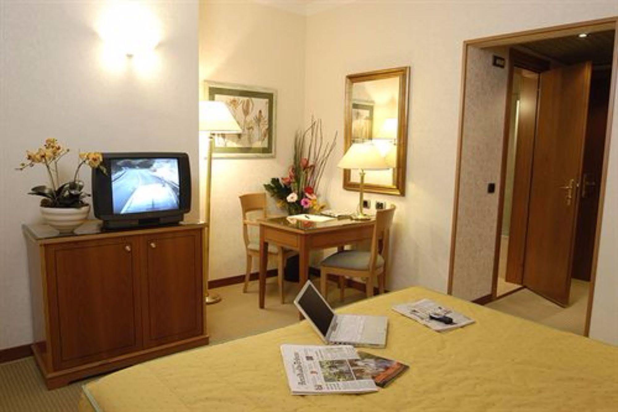 Hotel Excelsior Magenta Eksteriør billede