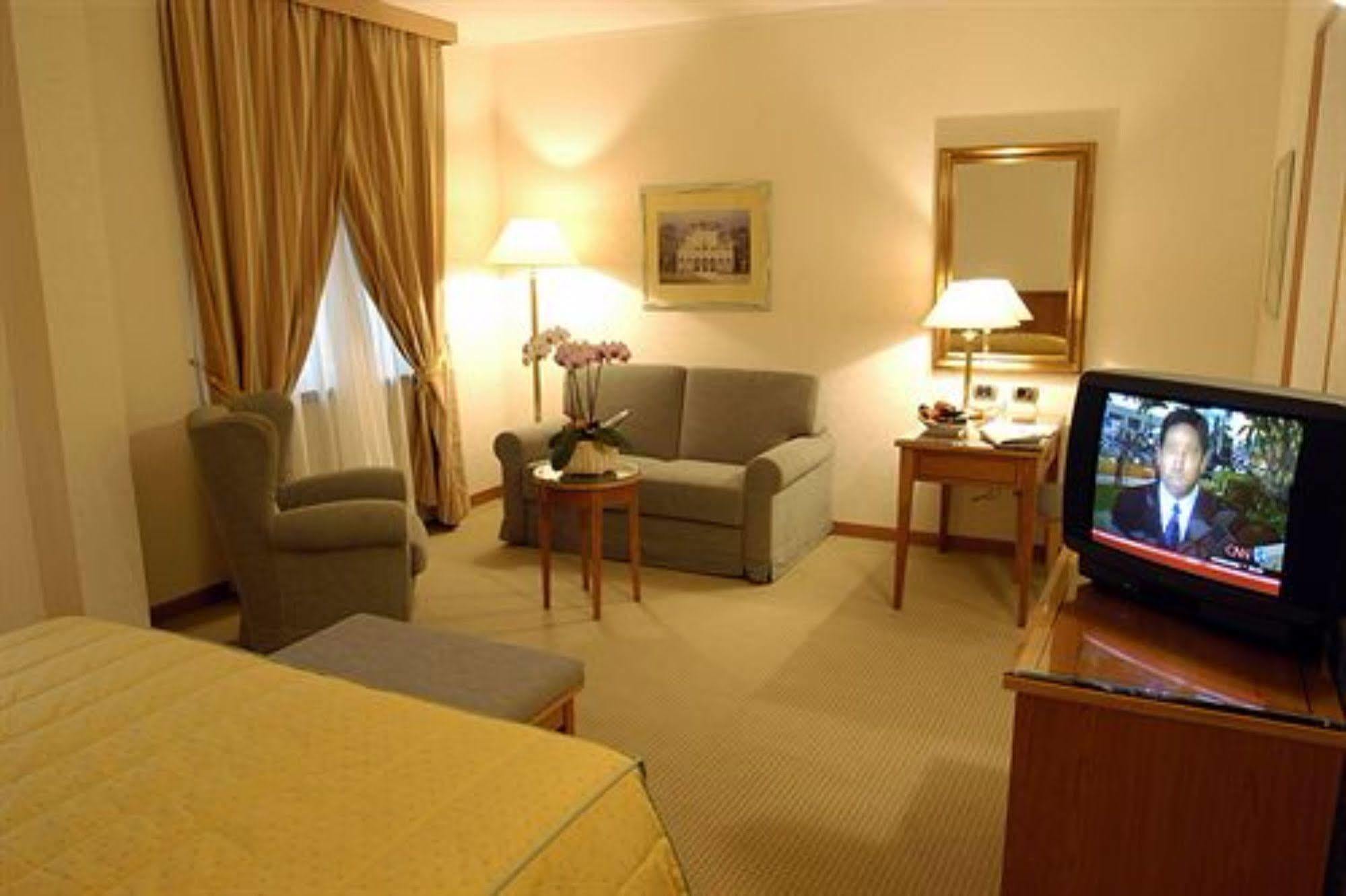 Hotel Excelsior Magenta Værelse billede